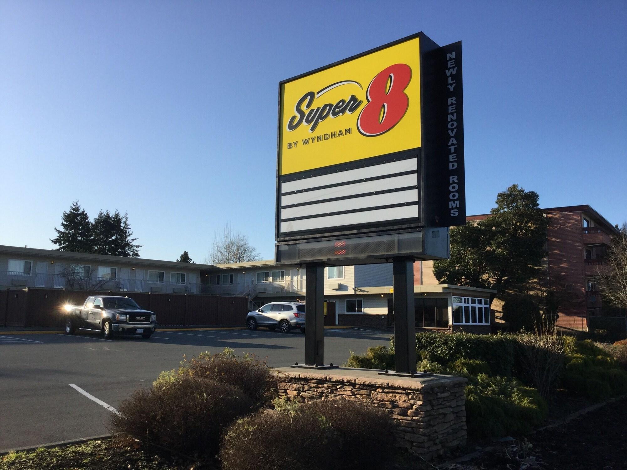 Super 8 By Wyndham Courtenay 2*