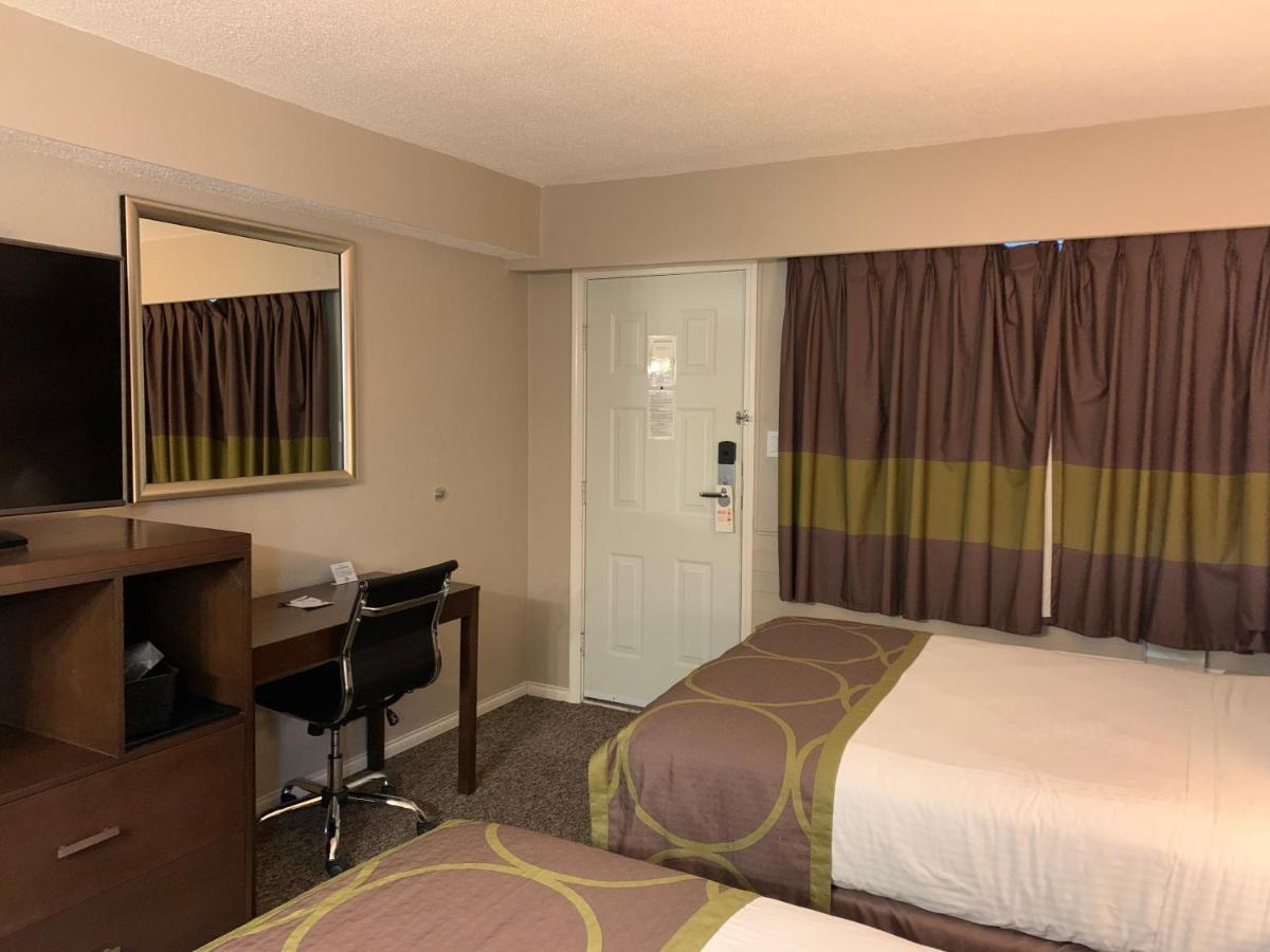Super 8 By Wyndham Courtenay Inn